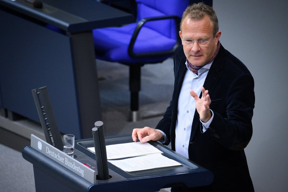 Der Grünen-Abgeordnete Maik Außendorf (53) stört sich an einem Kreuz im Sitzungssaal. (Archivbild)