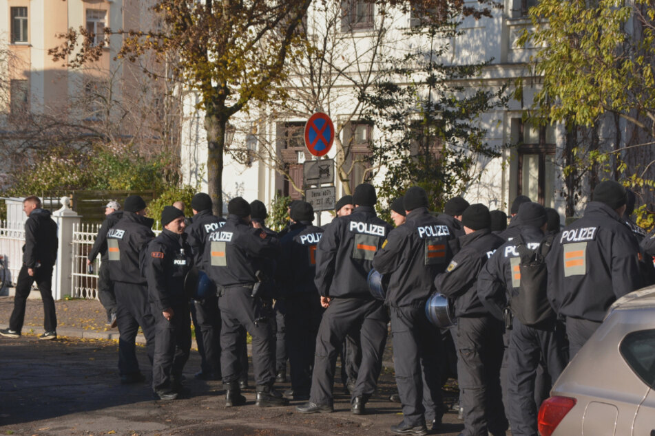 Einsatzkräfte während einer Demo gegen den rechten Politiker André Poggenburg im Herbst 2019 in Connewitz. (Archivbild)