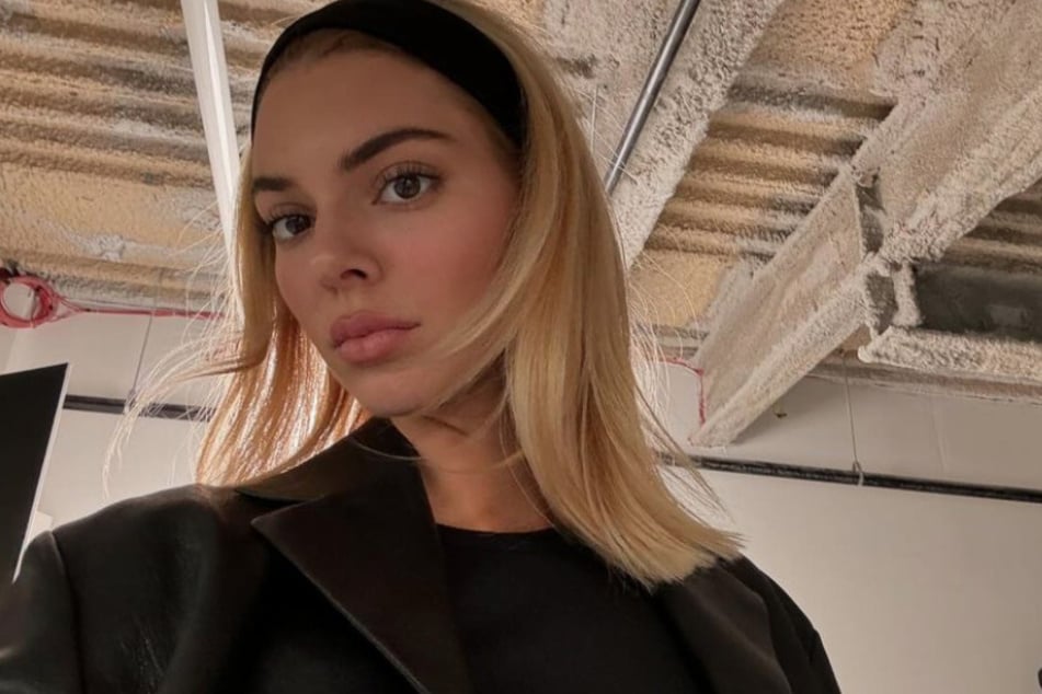 Kendall Jenner has turned into a blondie, per her latest Instagram snaps.