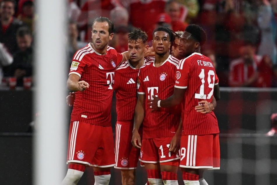 Michael Olise (24) bejubelt mit Teamkollegen seinen 2.1-Treffer.