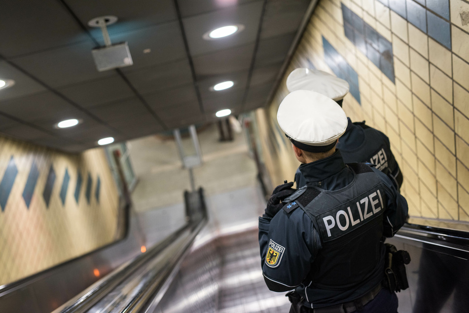 Eine Streife der Bundespolizei an der Rolltreppe einer S-Bahn-Station. Am Freitagabend sorgte ein betrunkener Mann in Hamburg für die Kollision einer Bahn mit einem Einkaufswagen. (Symbolfoto)