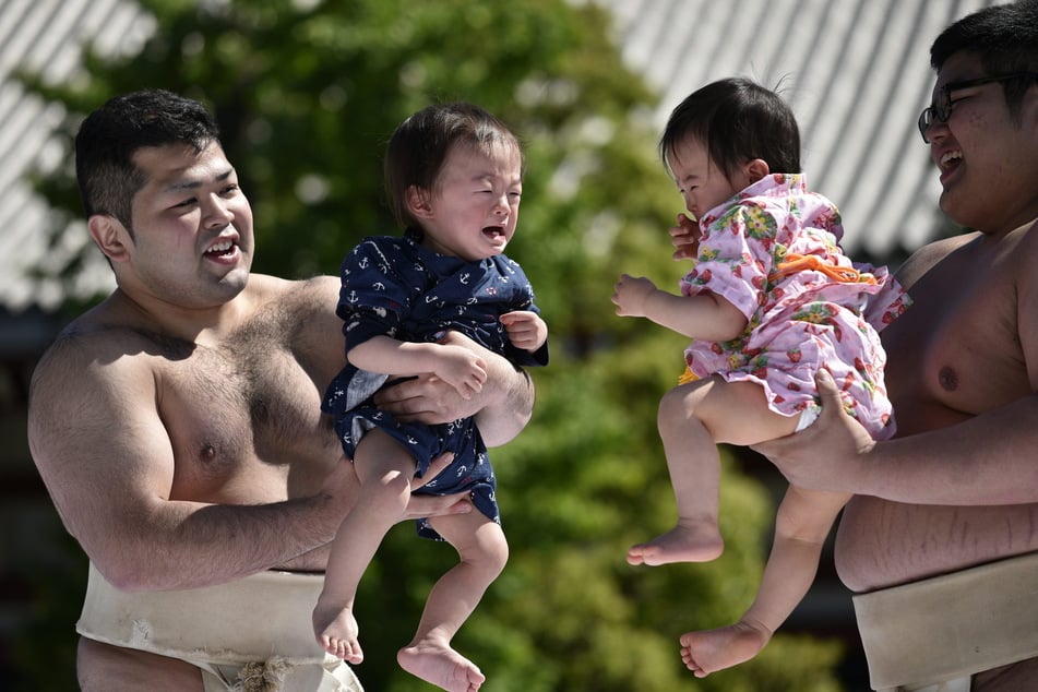 Ein weiterer Brauch: Der Nakizumo-Wettbewerb ist eine traditionelle Veranstaltung, bei der Babys in Begleitung von Sumo-Ringern gegeneinander antreten, um herauszufinden, wie laut und lange sie weinen können.