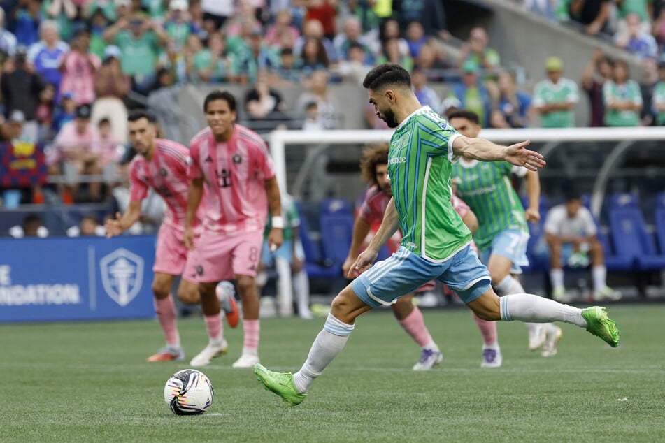 Alex Roldan of the Seattle Sounders FC takes a penalty and scores the team's second goal to the Leagues Cup Final match.