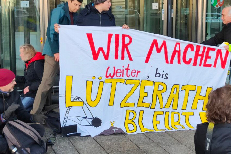 Zahlreiche Aktivisten klebten sich am Dienstagmittag vor das NRW-Innenministerium und forderten den Rücktritt von Herbert Reul (70, CDU).