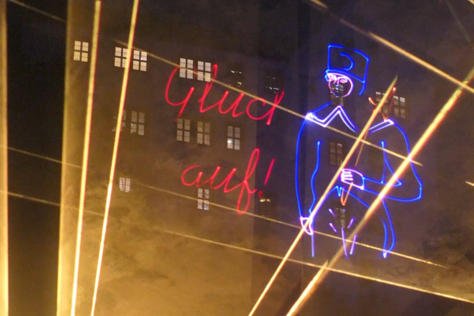 Die Hochseilkünstler werden von einer Licht- und Lasershow begleitet.