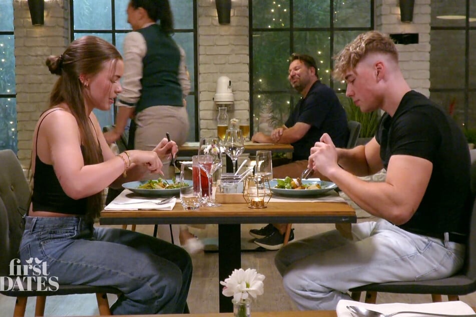 Trotz des Altersunterschiedes verstehen sich Marie und ihr Date David (20).