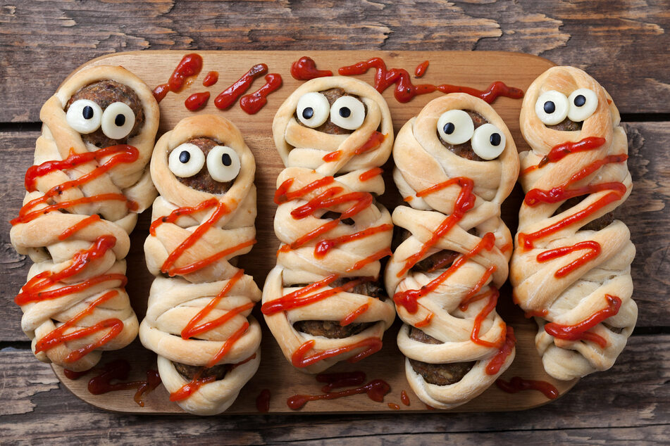Die Hefeteig-Mumien mit Hackfleisch sind das ideale Fingerfood auf jeder Halloween-Party.