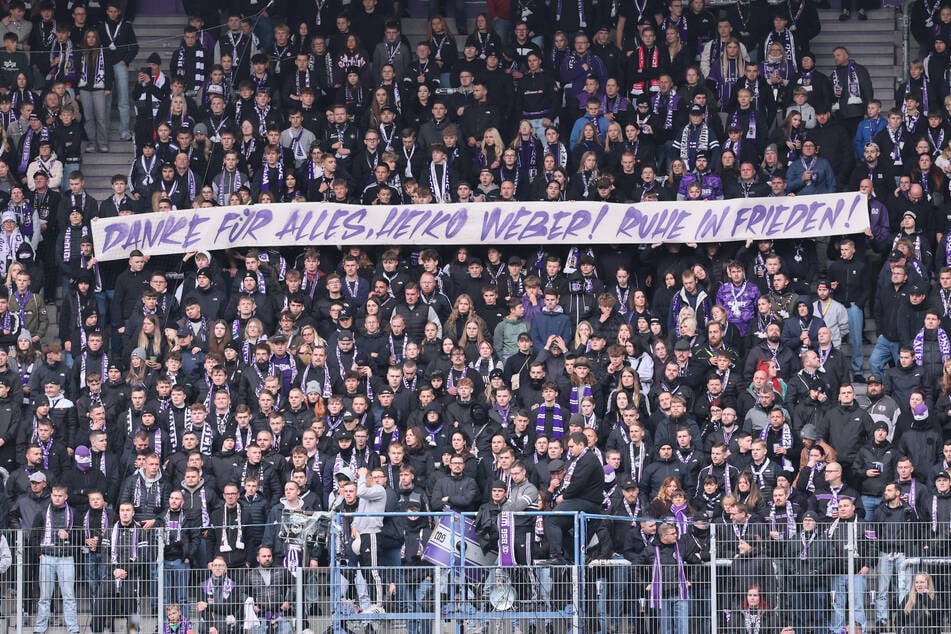 Vor dem Spiel gedachten Fans und Spieler beider Mannschaften dem kürzlich verstorbenen und ehemaligen Trainer beider Mannschaften, Heiko Weber, mit einer Gedenkminute.