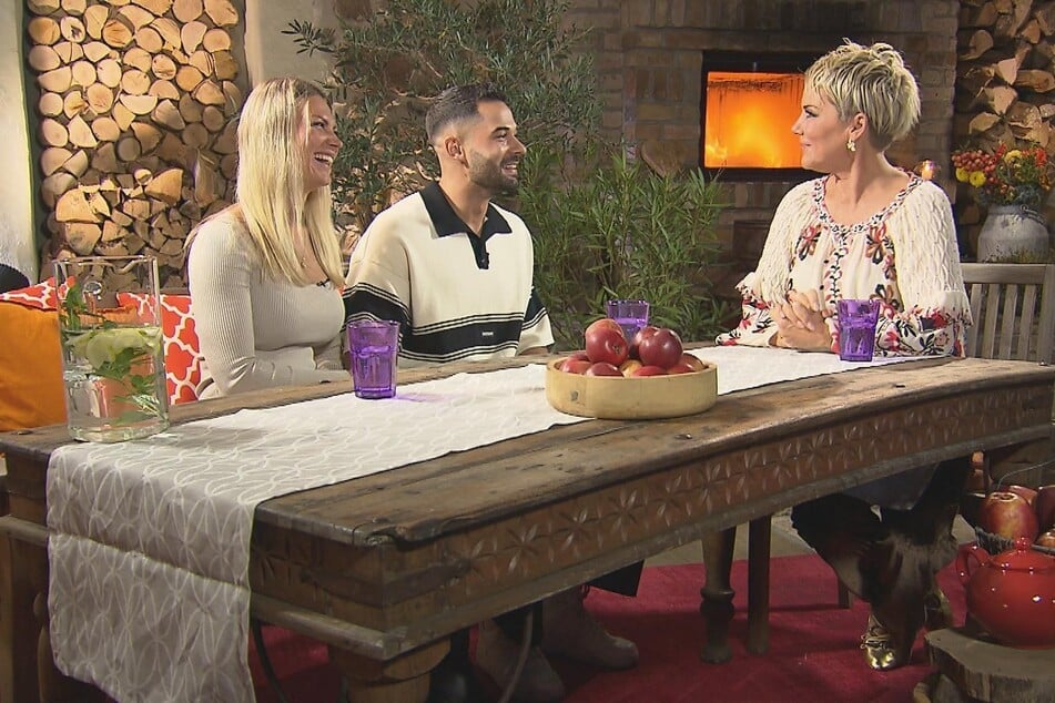 Kerrin (28) und Bastian (25) stellen sich beim großen Wiedersehen den Fragen von "Bauer sucht Frau"-Moderatorin Inka Bause (57).