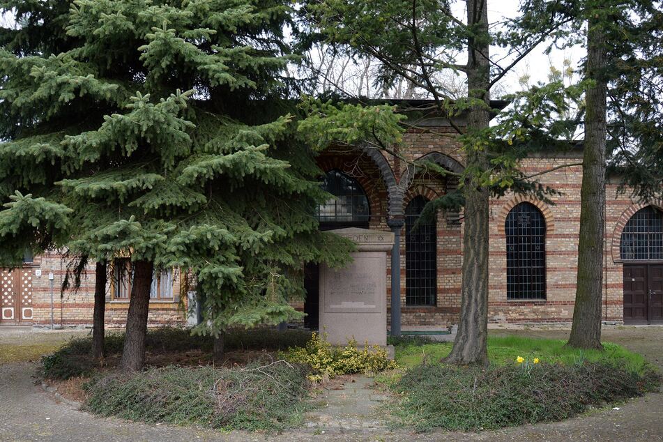 Auf dem Jüdischen Friedhof im Stadtteil Leipziger Straße sind viele historische Grabmale aus dem 19. und 20. Jahrhundert zu sehen.