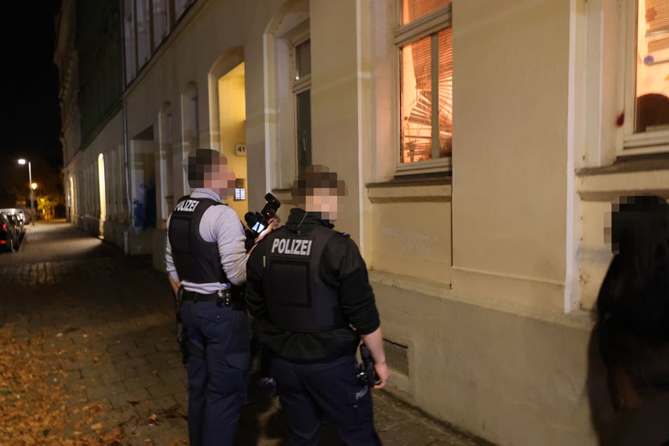 Die Polizei dokumentierte die kaputte Fensterscheibe. Die Ermittlungen wegen Sachbeschädigung laufen.