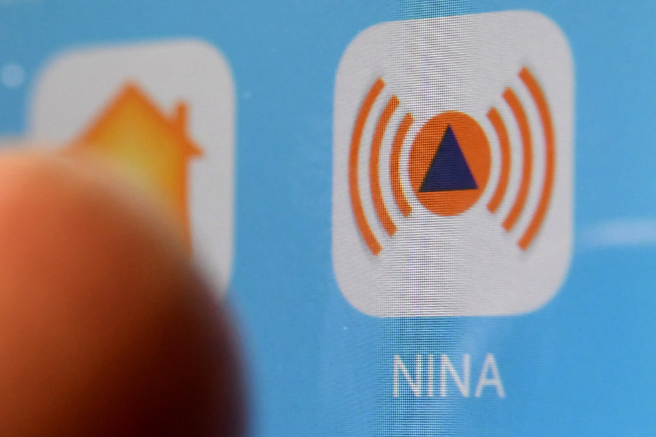 Die Notfall-Informations- und Nachrichten-App des Bundes, kurz NINA, ist auf einem Smartphone zu sehen. Die Hamburger Feuerwehr empfiehlt ihre Nutzung. (Symbolfoto)