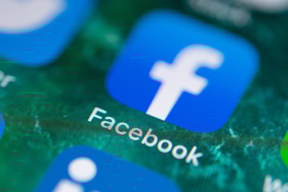 Auf dem Bildschirm eines iPhones wird die App von Facebook angezeigt.