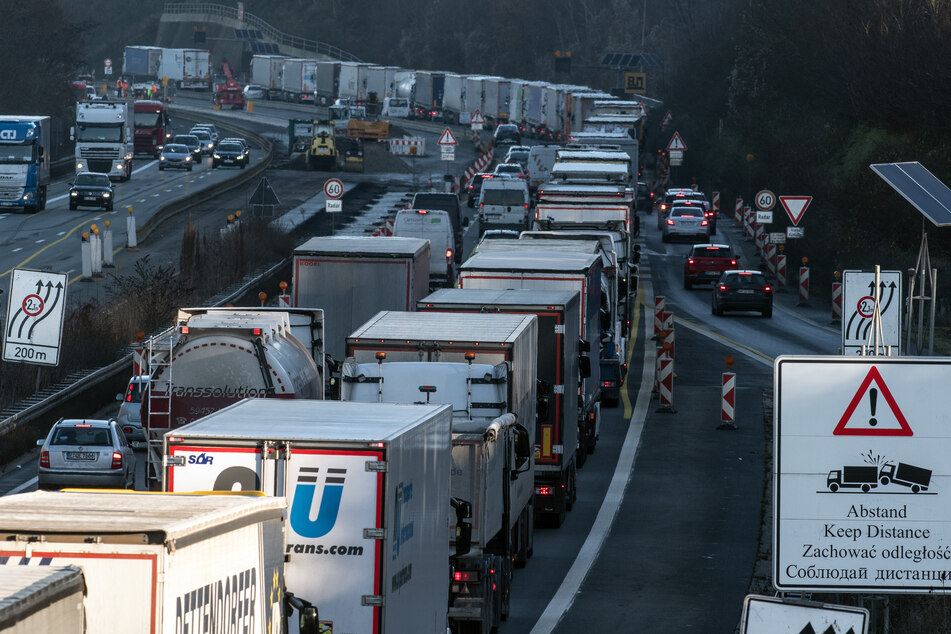 Stau-Chaos in NRW: Auch 2022 müssen sich Autofahrer mit diesem Problem herumschlagen