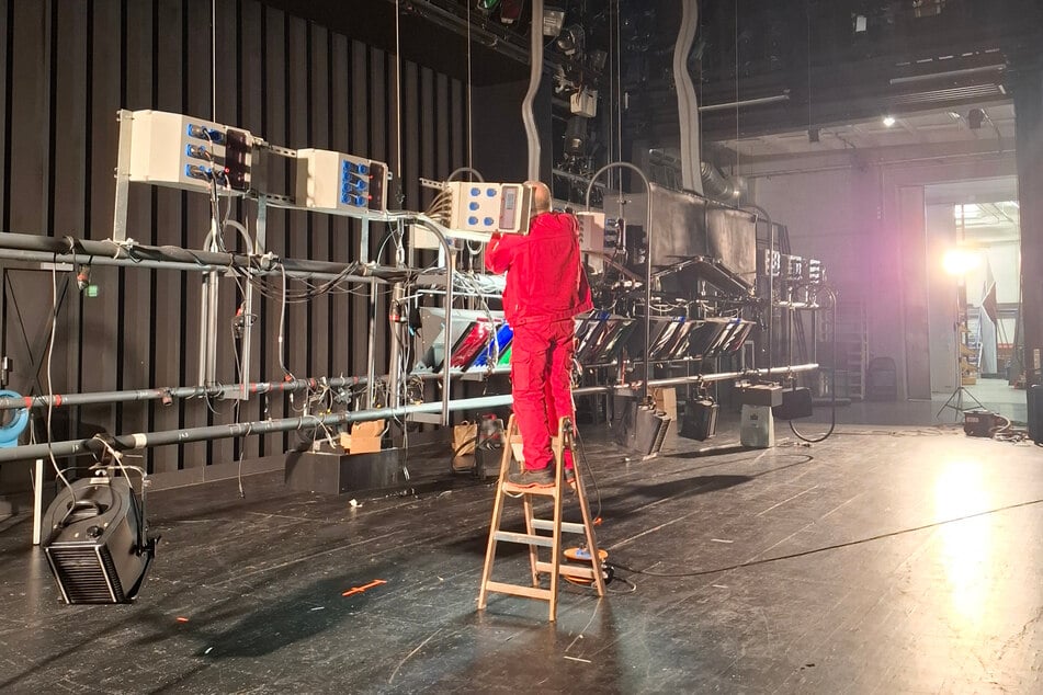 Sofort machten sich Techniker an die Arbeit.