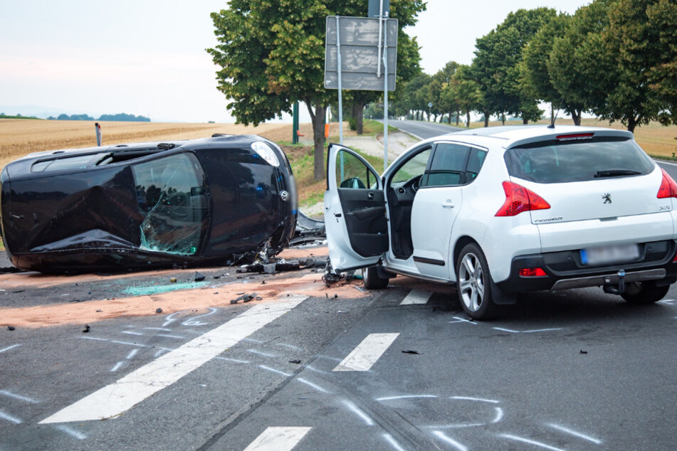 Nach dem Zusammenstoß überschlug sich der VW Golf.