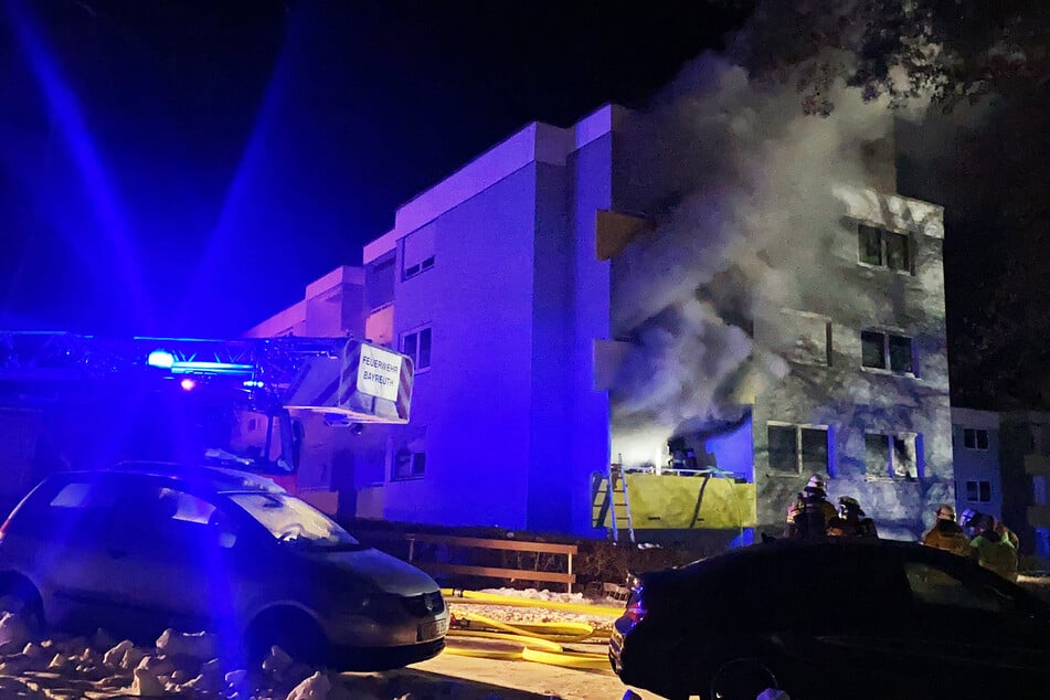 Mehrere Explosionen: 80-Jähriger bei Brand in Mehrfamilienhaus verletzt