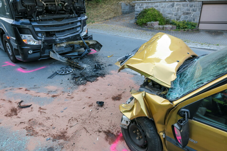 Heftiger Unfall im Erzgebirge: Auto kracht frontal mit Laster zusammen
