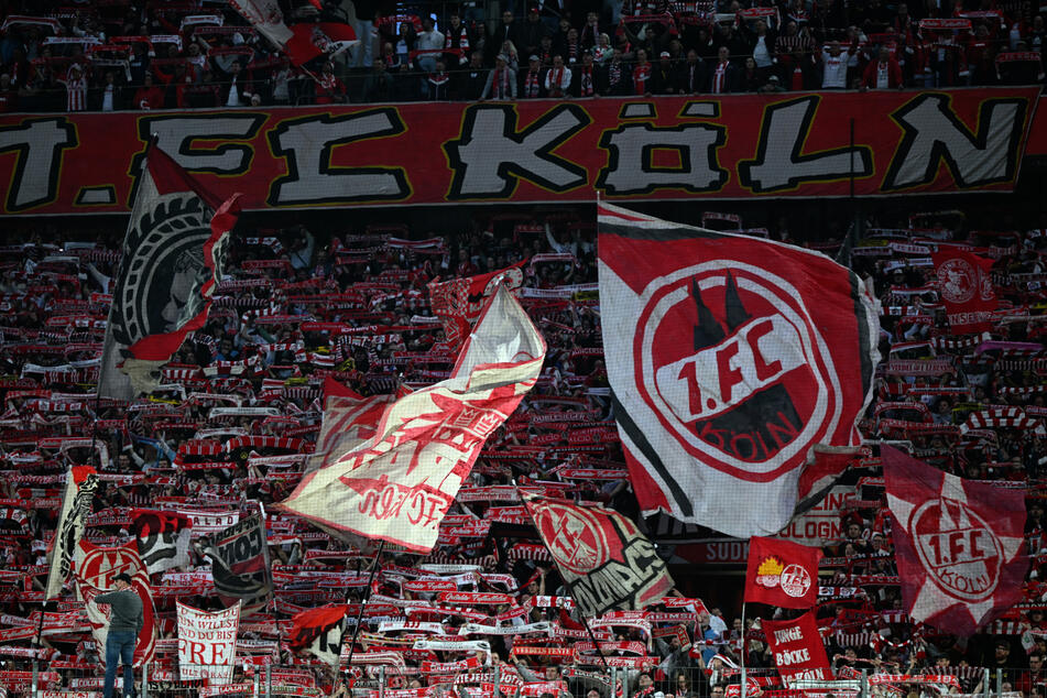 Die Heimspiele des 1. FC Köln sind meist schon Wochen vorher restlos ausverkauft, auch, weil sich Kauf-Bots automatisiert große Mengen von Eintrittskarten sichern. (Archivfoto)