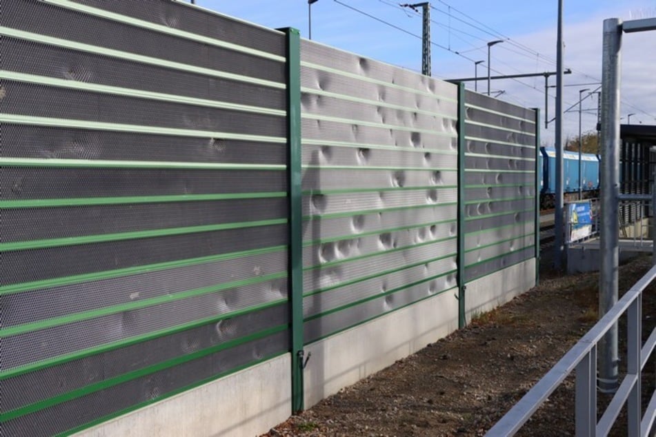 Die Lärmschutzwand am Bahnhof Niesky - ordentlich eingedellt.
