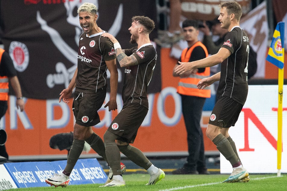 St. Paulis Elias Saad (l.) jubelt mit den Teamkollegen nach seinem Treffer zum 0:1.