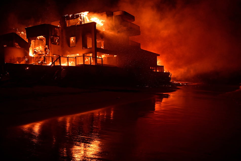 Laut Shelley Sykes mussten 50 Feuerwehrleute in der Region ohne eine ausreichende Wasserversorgung gegen das Feuer ankämpfen.