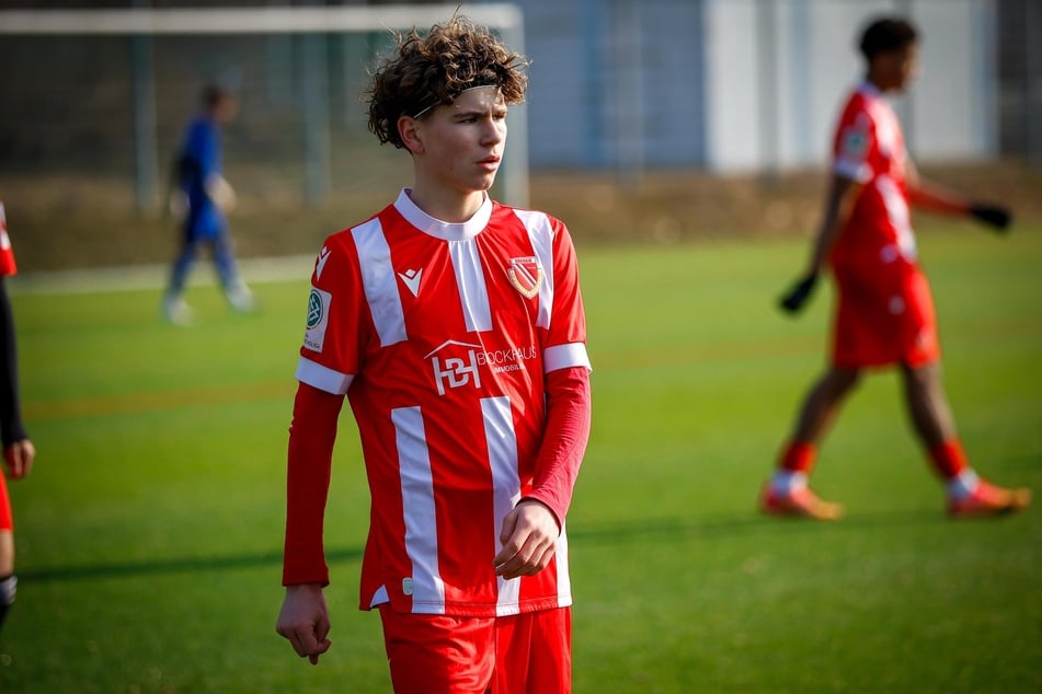 Der variable Offensivkicker erlernte beim Spremberger SV das Fußballspielen, ehe er 2022 zu Energie Cottbus wechselte.