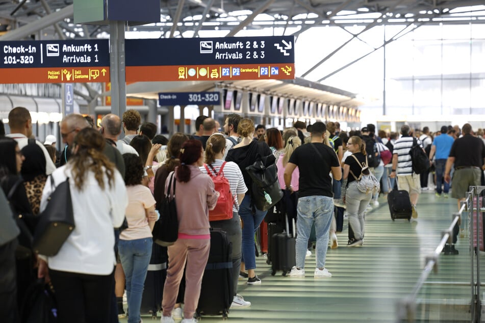 Zahlreiche Passagiere stehen inzwischen nicht nur innerhalb, sondern auch schon außerhalb der Terminals an, um durch die Sicherheitskontrolle zu gelangen.