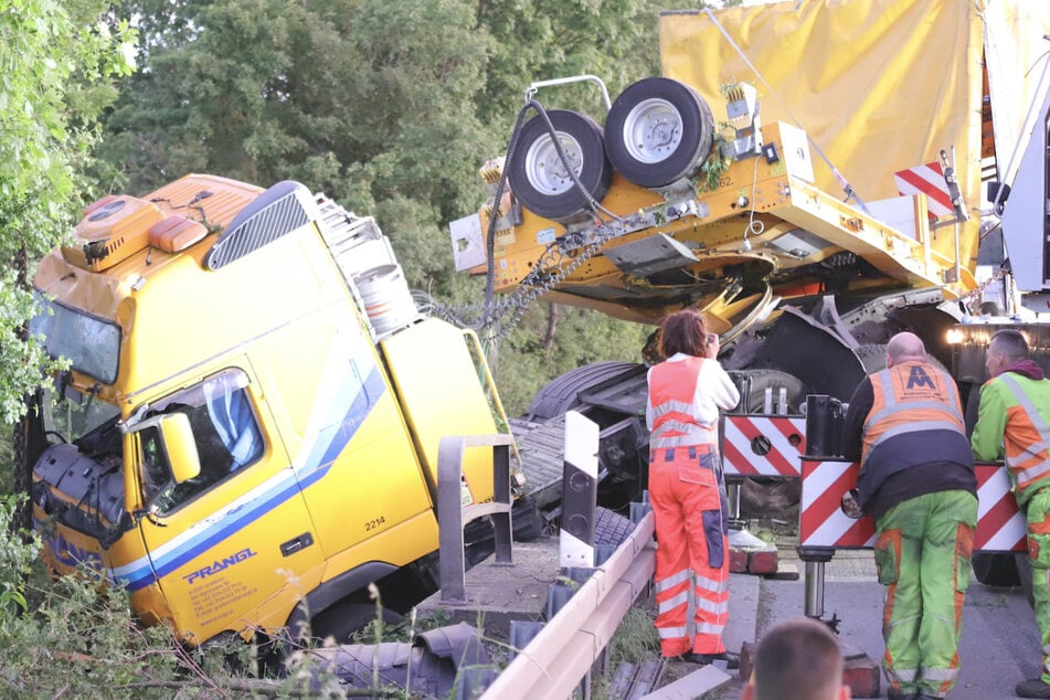 Unfall A3: Stau-Chaos auf der A3: Schwertransport durchbricht Brückengeländer