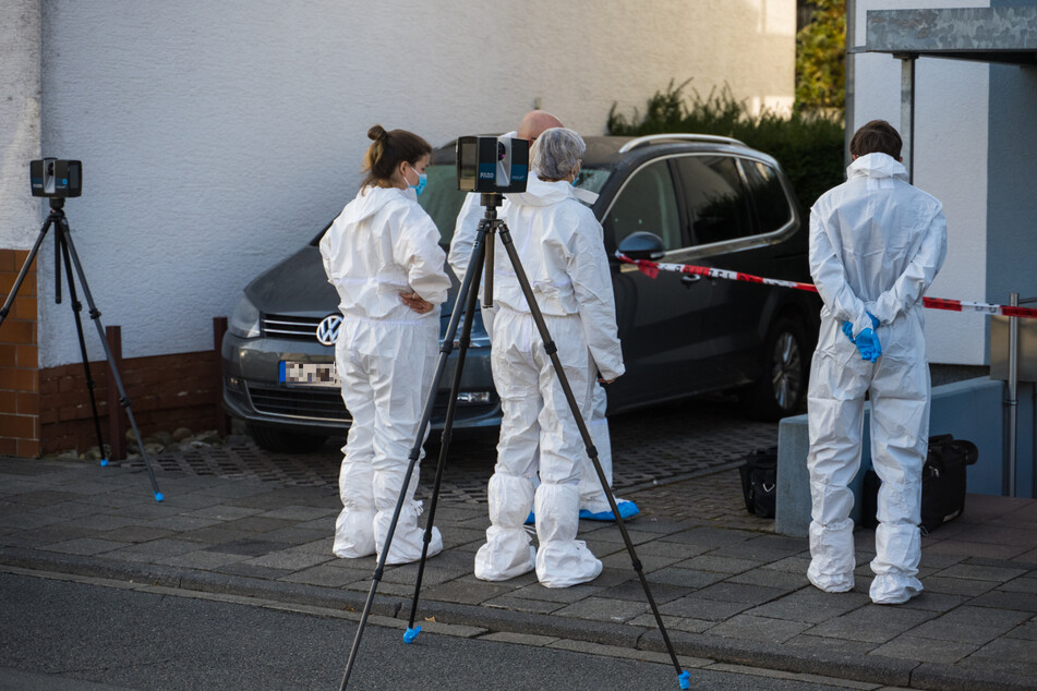 Nach dem grausamen Familiendrama von Darmstadt-Arheilgen untersuchte die Spurensicherung unmittelbar den Tatort.