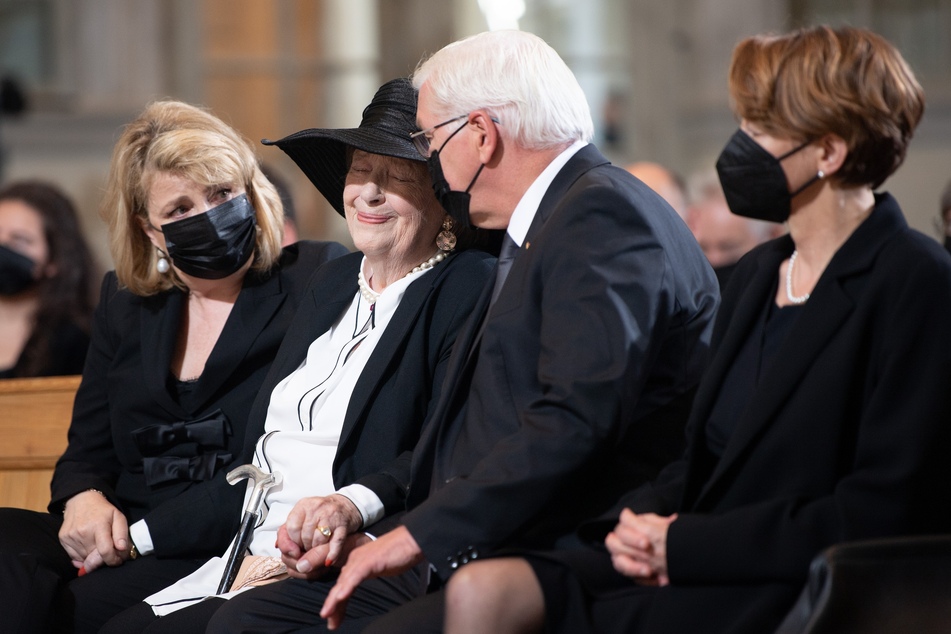 Ingrid Biedenkopf (90, 2.v.l.), Ehefrau von Kurt Biedenkopf, Bundespräsident Frank-Walter Steinmeier (65) und seine Frau Elke Büdenbender (59, r.) sitzen zu Beginn des Trauerstaatsakts in der Frauenkirche.