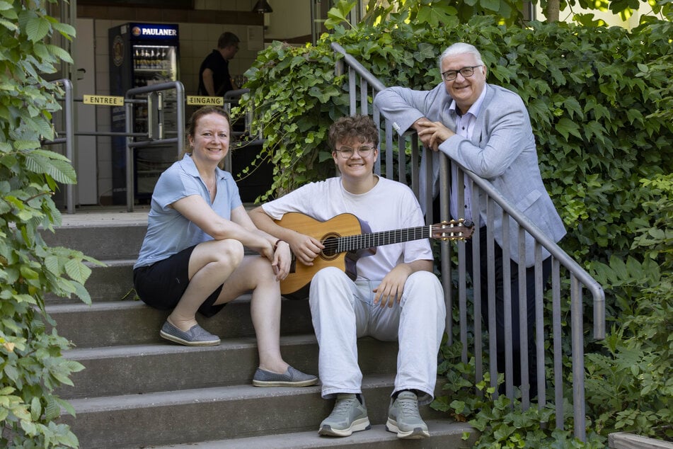 "Als er zwei war, mussten wir nur dem Summen folgen, dann wussten wir, wo er ist", lacht Mama Birke Tröger (53, l.), die mit ihrem Mann Tilo Kießling (55, Linke, r.) sehr stolz auf ihren Sohn Hans (16) ist.