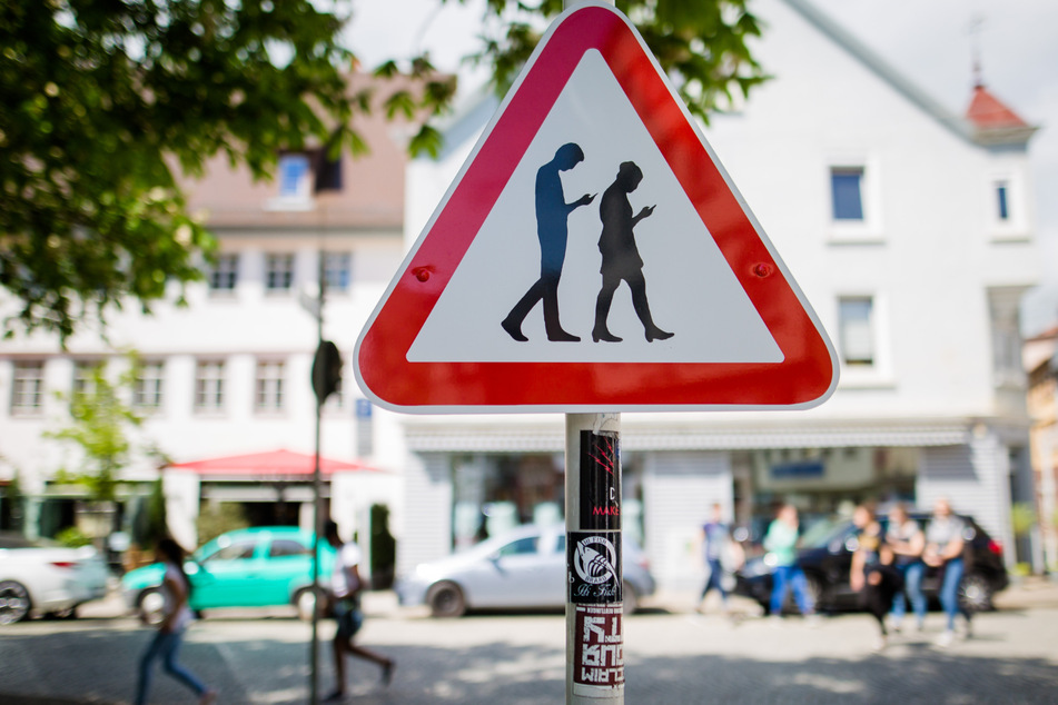 In Magdeburg lief ein 13-Jähriger auf die Straße, weil er aufs Handy geschaut hatte. (Symbolbild)
