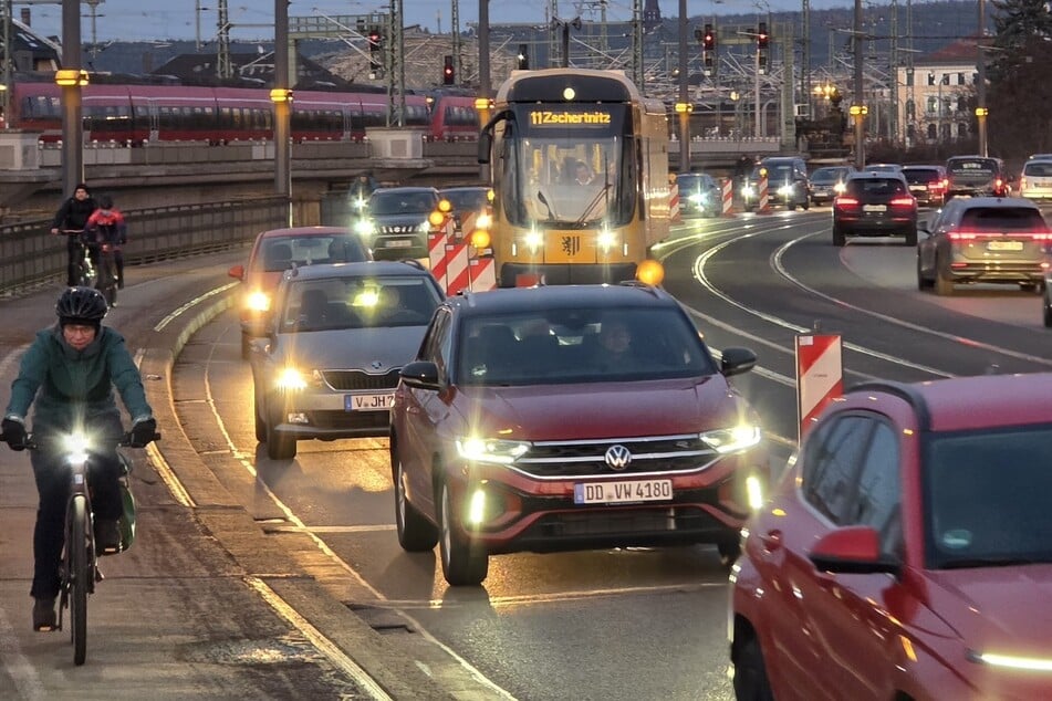 In der Adventszeit müssen Autofahrer auf der Marienbrücke stadteinwärts auf eine Spur verzichten.
