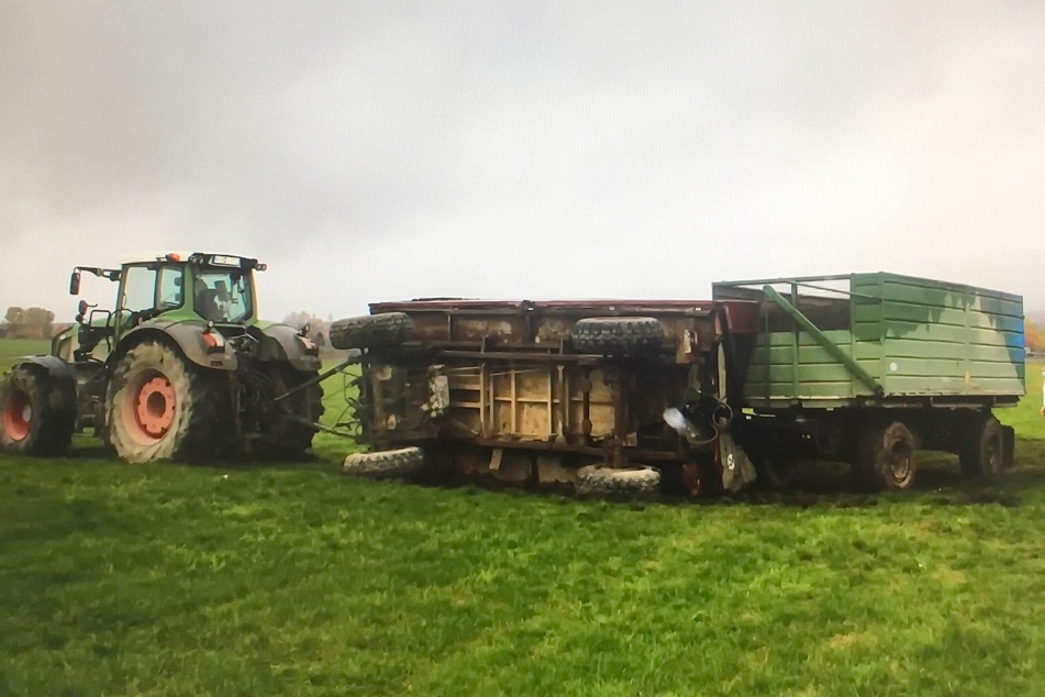 Der verunfallte Traktor samt Anhänger.