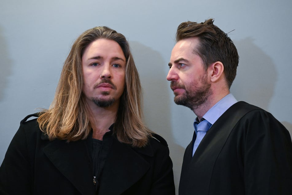 Dr. Alexander Stevens (44, r.) ist der Anwalt von Gil Ofarim (43) im Davidstern-Prozess.