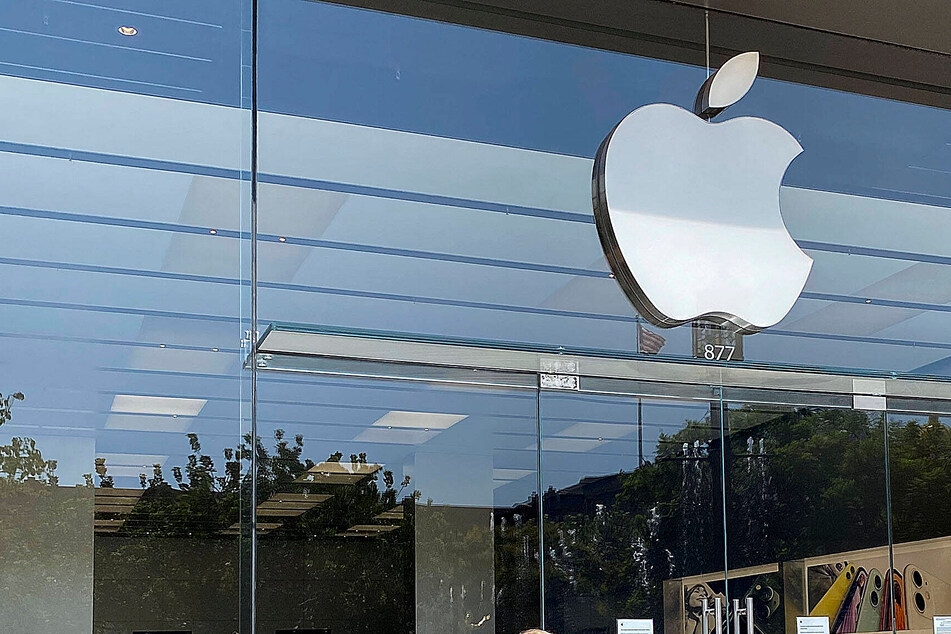 Apple offers multi-million settlement in lawsuit over employees searches