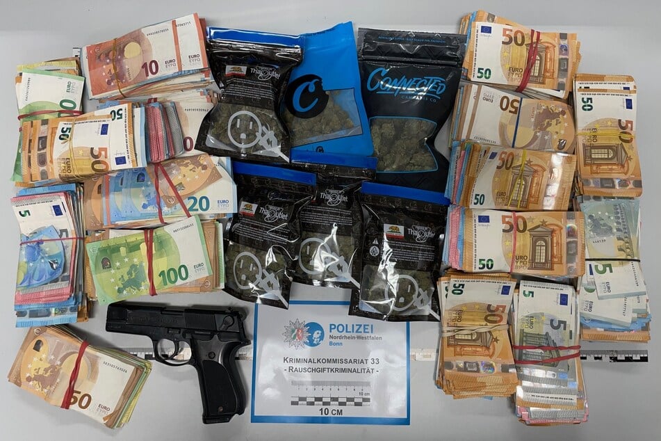 Bei Hausdurchsuchungen haben Polizisten rund 90.000 Euro Bargeld und weitere Beweismittel sichergestellt.