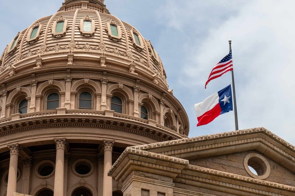 Texas Democrat lawmakers flee state to block redistricting vote ahead of 2026 midterm elections