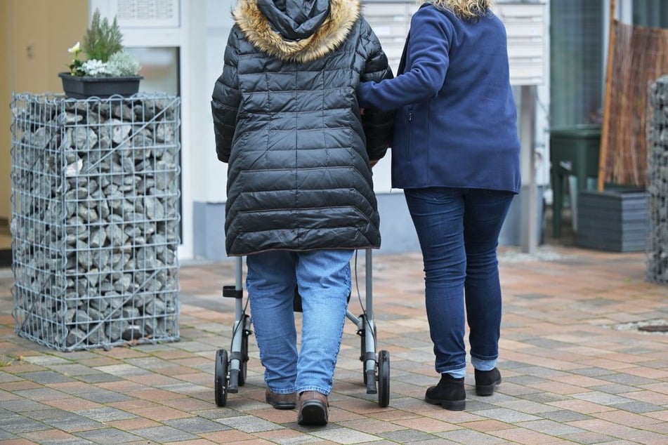 Trickbetrüger verschaffen sich immer wieder als vermeintliche Pflegekräfte Zutritt zu Wohnungen und Häusern. (Symbolfoto)