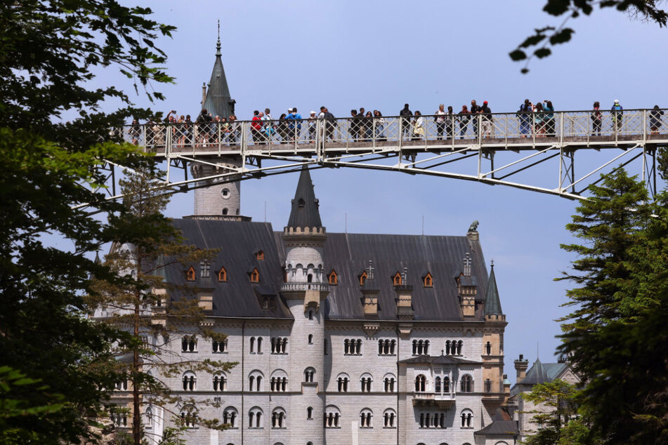 Offenbar haben sich drei US-Touristen zufällig nahe dem Schloss Neuschwanstein kennengelernt. Kurz darauf stieß der Mann beide Frauen einen steilen Abhang hinunter.