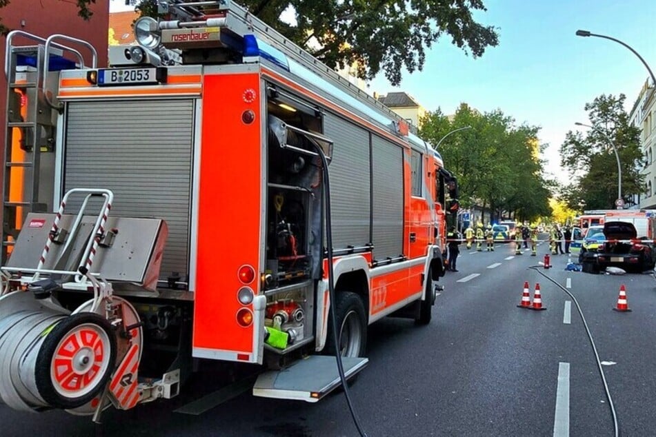 Polizeiwagen im Einsatz kracht mit anderem Auto zusammen: Mindestens vier Verletzte