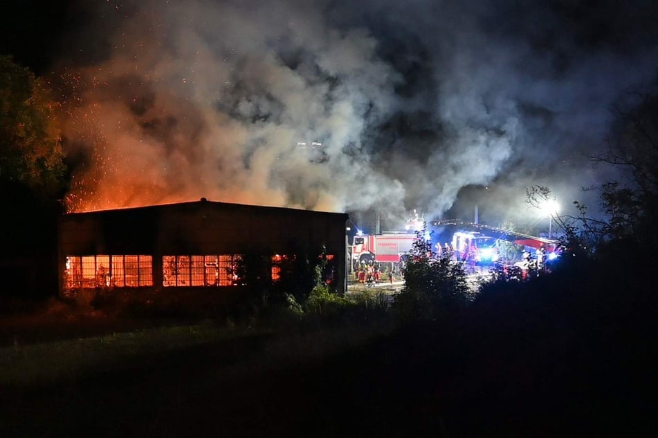Teilweise von Obdachlosen genutzt: Lagerhalle in Erfurt brennt lichterloh