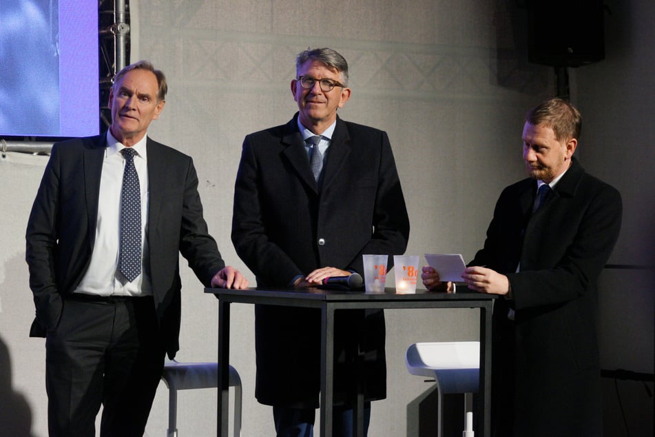 Leipzigs Oberbürgermeister Burkhard Jung (l.) Kulturstaatsminister Wolfram Weimer (m.) und Sachsens Ministerpräsident Michael Kretschmer (r.) erinnerten an die Friedliche Revolution.