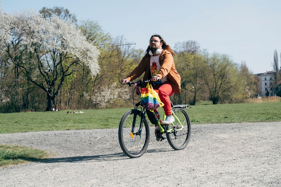 Da fühlt er sich auf seinem Fahrrad im leereren Park schon deutlich wohler.