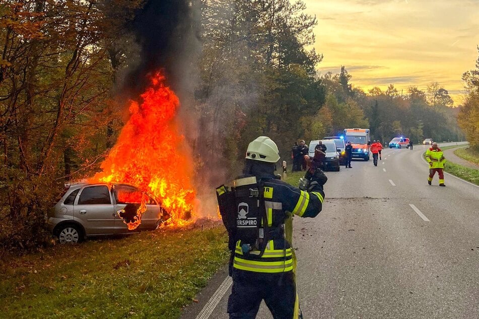 Beim Eintreffen der Einsatzkräfte stand der Opel bereits in Vollbrand.