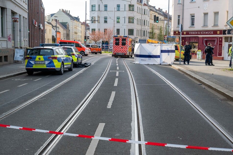 Nach dem schweren Unfall am Samstag auf der Georg-Schwarz-Straße, bei dem ein Kind von einer Straßenbahn erfasst wurde, sucht die Polizei Zeugen des Unglücks.