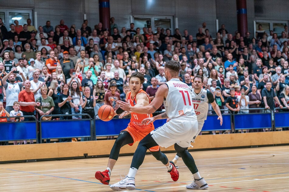 Luca Kellig (19, l.) durfte bei der Niners-Generalprobe gegen Nymburk im Schlussviertel ran. Er erzielte fünf Punkte.