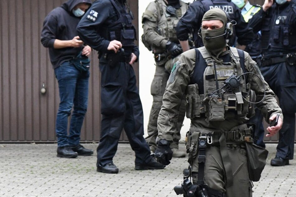 Auch in Deutschland rückten am Montag zahlreiche Polizisten zu Razzien in mehreren Bundesländern aus.