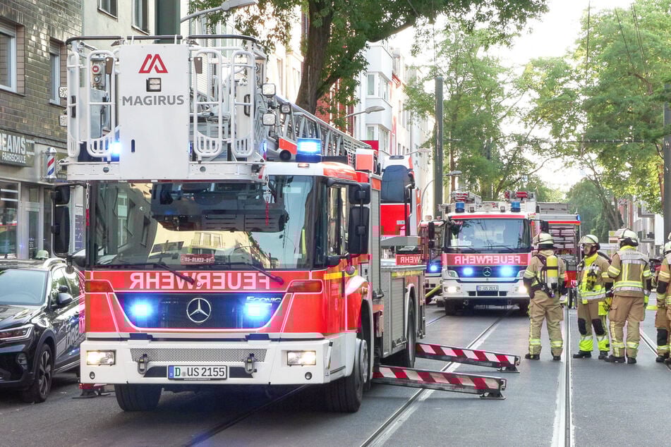 Die Feuerwehr Düsseldorf war mit rund 30 Einsatzkräften im Einsatz.